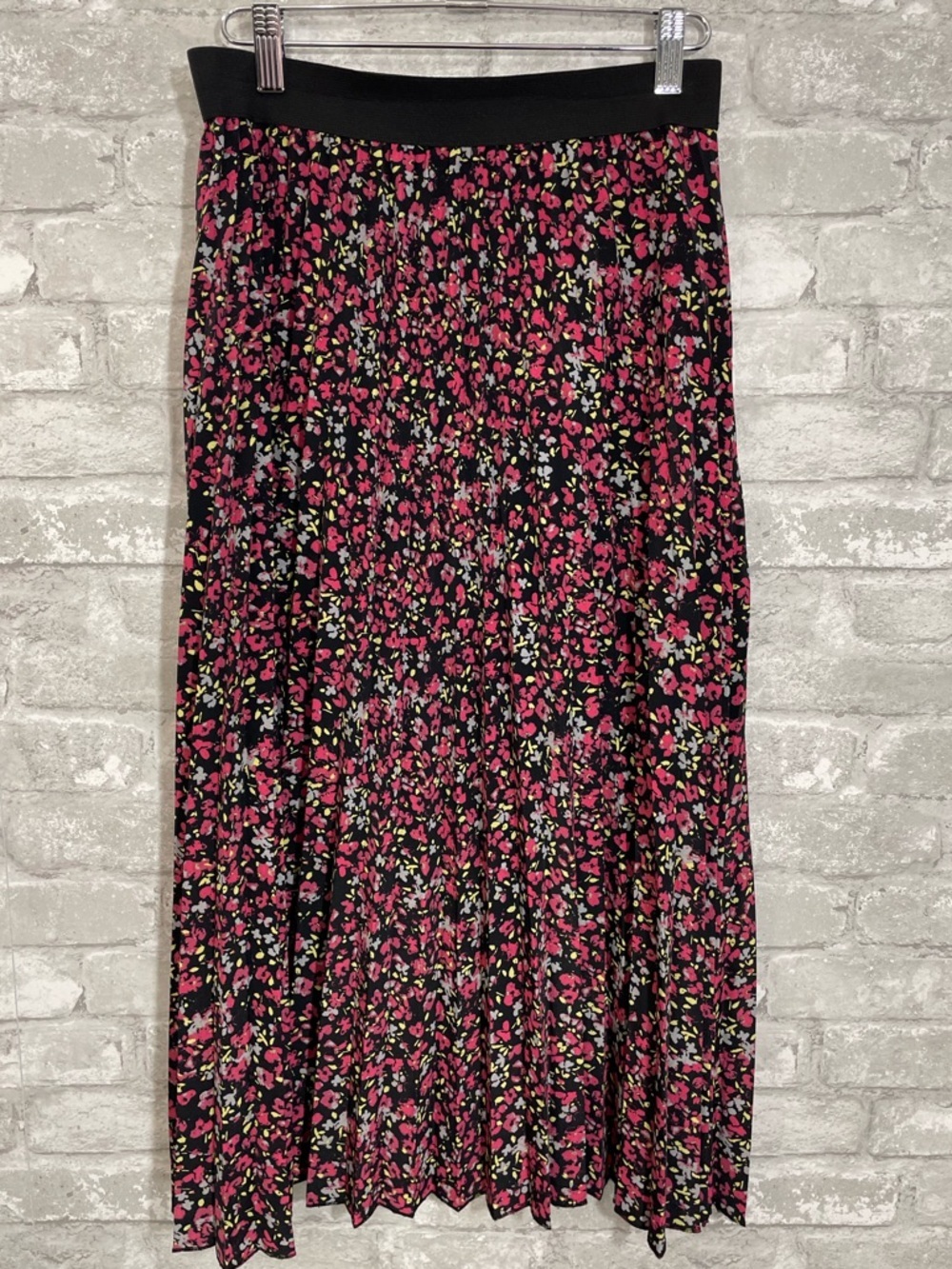 one 5 one Black Pleated Midi Skirt with Pink Floral Print